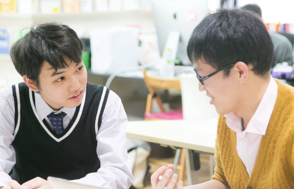 生徒の相談に乗る講師